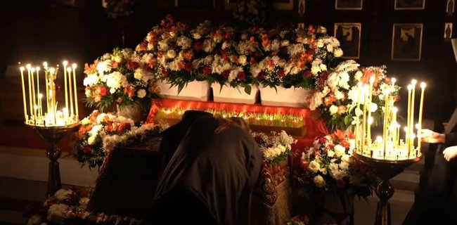 Без масок и дистанции: в Святогорской Лавре собралась толпа прихожан вопреки карантину 06 Без масок и дистанции: в Святогорской Лавре собралась толпа прихожан вопреки карантину 06