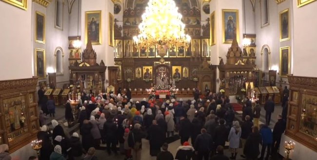 Без масок и дистанции: в Святогорской Лавре собралась толпа прихожан вопреки карантину 07 Без масок и дистанции: в Святогорской Лавре собралась толпа прихожан вопреки карантину 07