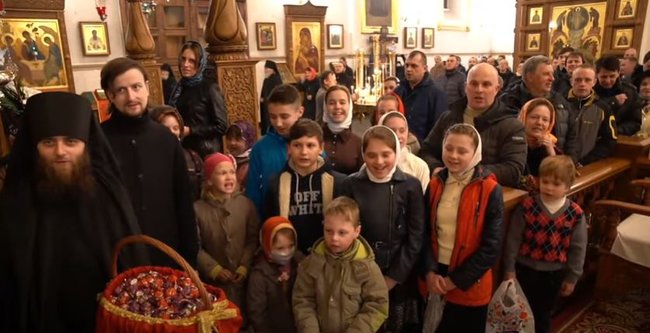 Без масок и дистанции: в Святогорской Лавре собралась толпа прихожан вопреки карантину 08 Без масок и дистанции: в Святогорской Лавре собралась толпа прихожан вопреки карантину 08