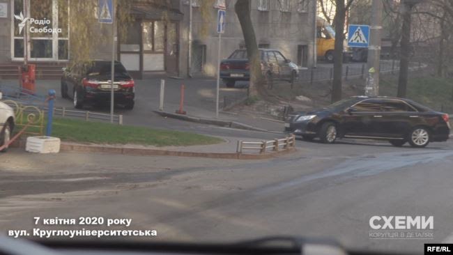 7 квітня «Схеми» зняли, як кортеж з двох Toyota Camry під’їжджає до будинку