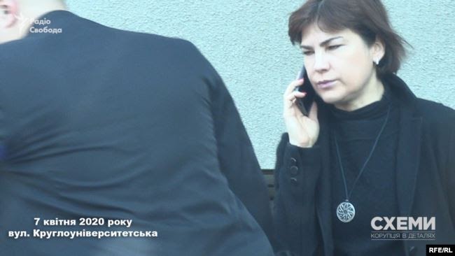 А за 15 хвилин генпрокурорка Венедіктова в супроводі охоронця вийшла з під’їзду і сіла в авто