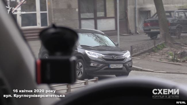 «Схемам» вдалося зафіксувати, як від цього будинку від’їжджав і чоловік Венедиктової на автівці Honda CR-V