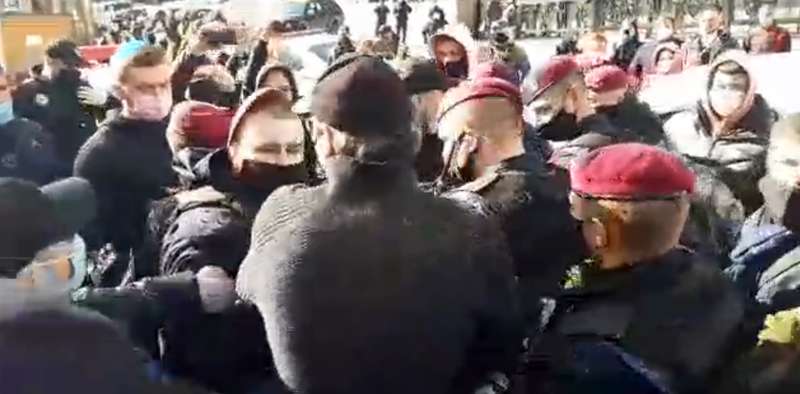 Предприниматели устроили бунт возле Кабмина: начались стычки с полицией dqxikeidqxiqqeant