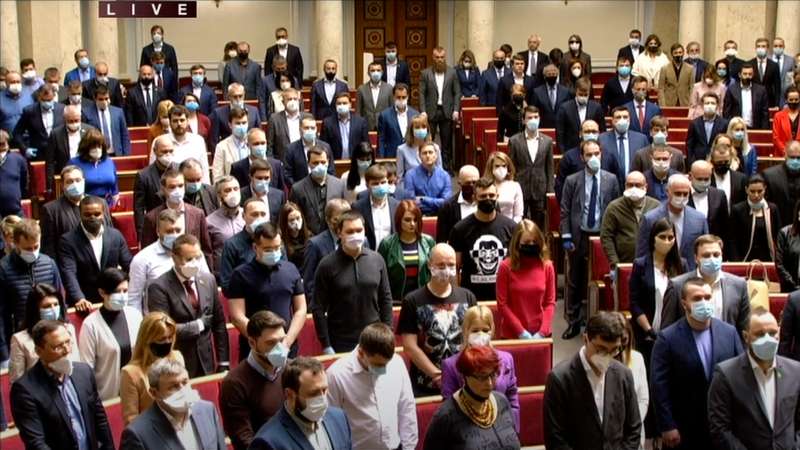 Не все депутаты пришли в Раду в масках. Скриншот: YouTube/ RadaTVchannel dqxikeidqxiqqeant