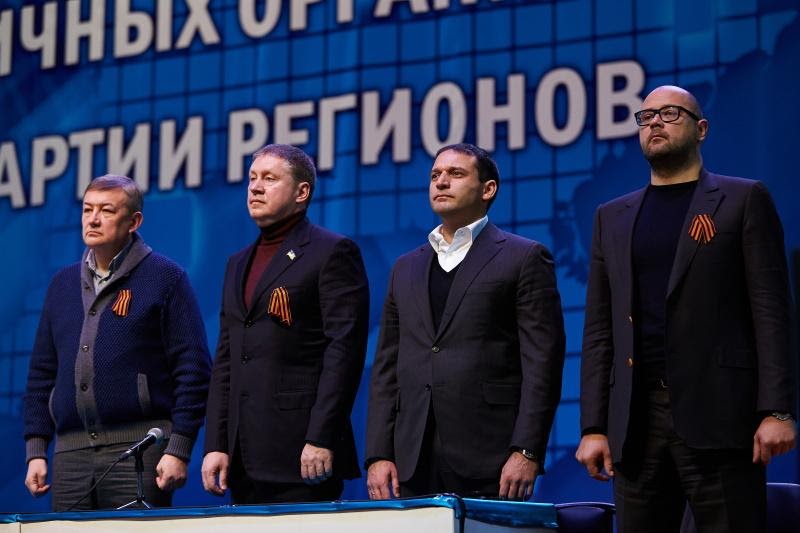 Image may contain: 4 people, people standing and suit dqxikeidqxitkant