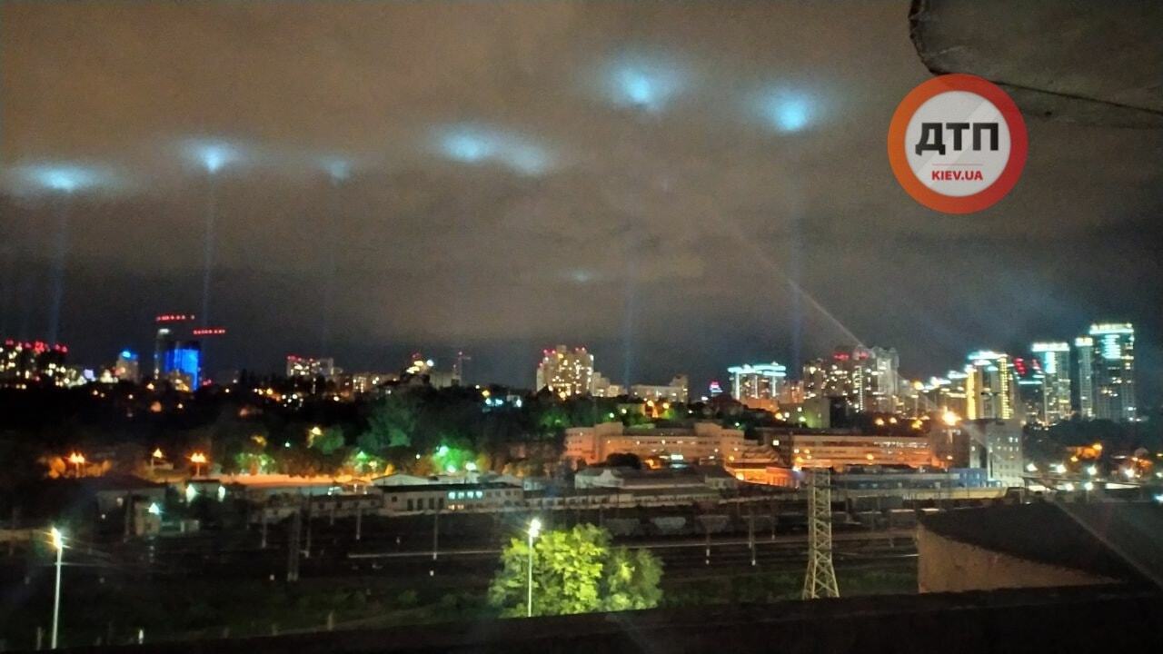 "Все, прилетели! НЛО, так НЛО!" Киевлян удивило "загадочное" свечение в небе