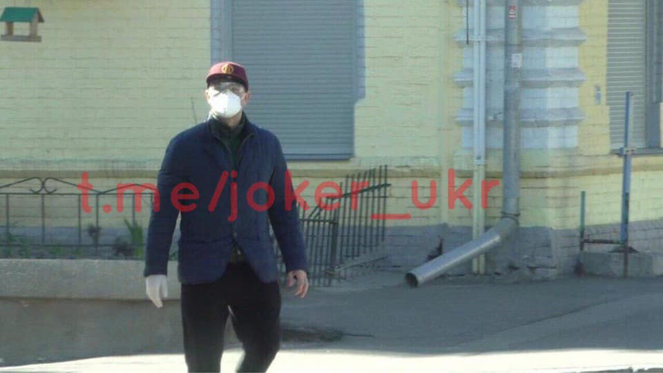 The image may contain: one or more people, people standing, and outdoors dqxikeidqxitkant