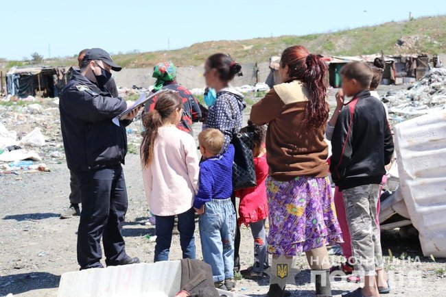 25 заÑобÑÑÑан Ñз ÐакаÑпаÑÑÑ, ÑеÑед ÑкиÑ
дÑÑи, виÑвили на звалиÑÑ Ð² ХеÑÑонÑ, - ÐаÑполÑÑÑÑ 06