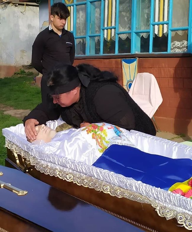 На изображении может находиться: 1 человек, сидит dqxikeidqxitkant