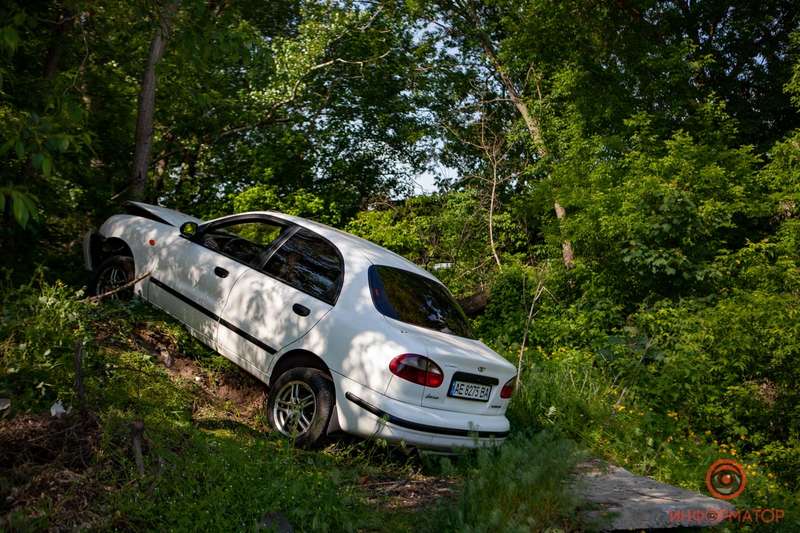 Автомобиль заехал на горку и врезался в дерево dqxikeidqxiqqeant