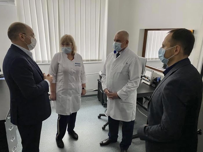 Глава Черкаської ОДА Роман Боднар (справа) та міністр охорони здоров‘я Максим Степанов (зліва) під час візиту міністра на Черкащину, 1 травня 2020