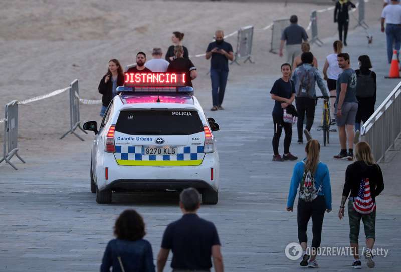 Обрабатывают подошвы и устанавливают тоннели: как Испания выходит из карантина после смертельной пандемии