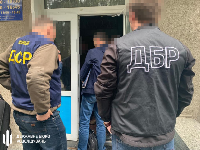 Сотрудник налоговой задержан во время получения $12 тыс. взятки на Житомирщине, - ГБР 01 Сотрудник налоговой задержан во время получения $12 тыс. взятки на Житомирщине, - ГБР 01 dqxikeidqxiqqeant