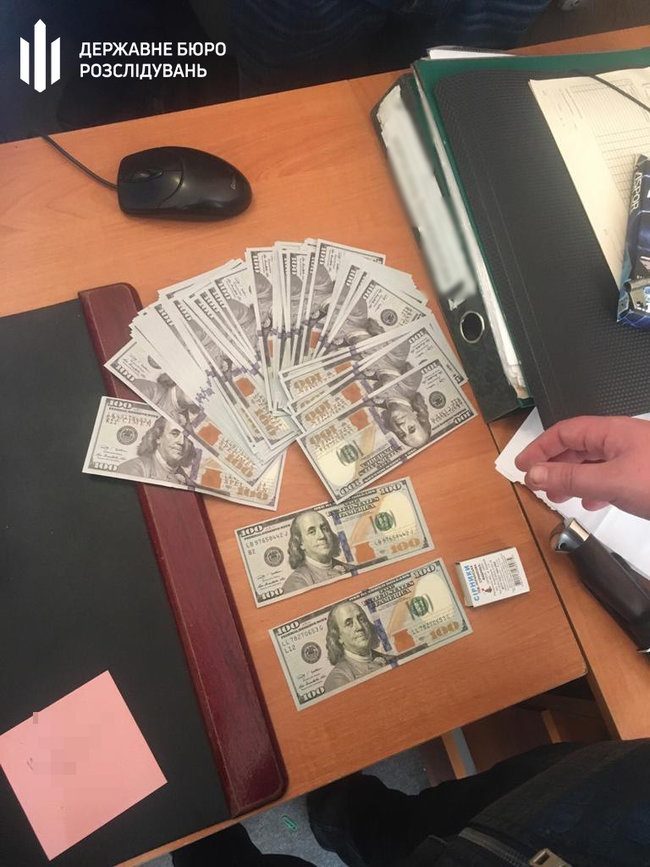 Сотрудник налоговой задержан во время получения $12 тыс. взятки на Житомирщине, - ГБР 03 Сотрудник налоговой задержан во время получения $12 тыс. взятки на Житомирщине, - ГБР 03