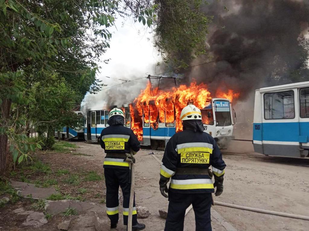 охваченный огнем трамвай dqxikeidqxiqqeant