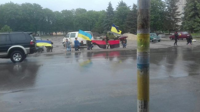 ÐŸÐ¾Ð³Ð¸Ð±ÑˆÐµÐ³Ð¾ Ð½Ð° Ð”Ð¾Ð½Ð±Ð°ÑÑÐµ ÑƒÐºÑ€Ð°Ð¸Ð½ÑÐºÐ¾Ð³Ð¾ Ð²Ð¾Ð¸Ð½Ð° Ð’Ð¸Ñ‚Ð°Ð»Ð¸Ñ Ð›Ð¸Ð¼Ð±Ð¾Ñ€ÑÐºÐ¾Ð³Ð¾ Ð¿Ñ€Ð¾Ð²Ð¾Ð´Ð¸Ð»Ð¸ Ð² Ð¿Ð¾ÑÐ»ÐµÐ´Ð½Ð¸Ð¹ Ð¿ÑƒÑ‚ÑŒ Ð½Ð° ÐšÐ¸Ñ€Ð¾Ð²Ð¾Ð³Ñ€Ð°Ð´Ñ‰Ð¸Ð½Ðµ. Ð›ÑŽÐ´Ð¸ ÑÑ‚Ð°Ð»Ð¸ Ð½Ð° ÐºÐ¾Ð»ÐµÐ½Ð¸ Ð¿ÐµÑ€ÐµÐ´ Ð³ÐµÑ€Ð¾ÐµÐ¼ 03 dqxikeidqxiqqeant