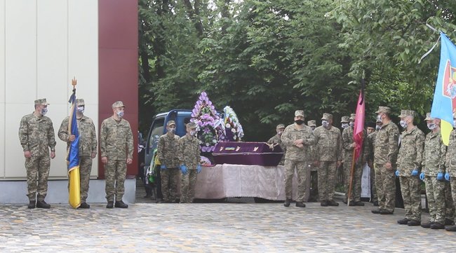 ÐŸÐ¾Ð³Ð¸Ð±ÑˆÐµÐ³Ð¾ Ð½Ð° Ð”Ð¾Ð½Ð±Ð°ÑÑÐµ ÑƒÐºÑ€Ð°Ð¸Ð½ÑÐºÐ¾Ð³Ð¾ Ð²Ð¾Ð¸Ð½Ð° Ð’Ð¸Ñ‚Ð°Ð»Ð¸Ñ Ð›Ð¸Ð¼Ð±Ð¾Ñ€ÑÐºÐ¾Ð³Ð¾ Ð¿Ñ€Ð¾Ð²Ð¾Ð´Ð¸Ð»Ð¸ Ð² Ð¿Ð¾ÑÐ»ÐµÐ´Ð½Ð¸Ð¹ Ð¿ÑƒÑ‚ÑŒ Ð½Ð° ÐšÐ¸Ñ€Ð¾Ð²Ð¾Ð³Ñ€Ð°Ð´Ñ‰Ð¸Ð½Ðµ. Ð›ÑŽÐ´Ð¸ ÑÑ‚Ð°Ð»Ð¸ Ð½Ð° ÐºÐ¾Ð»ÐµÐ½Ð¸ Ð¿ÐµÑ€ÐµÐ´ Ð³ÐµÑ€Ð¾ÐµÐ¼ 05