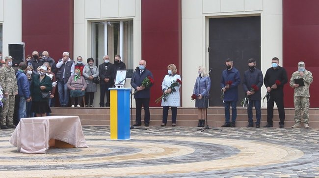 ÐŸÐ¾Ð³Ð¸Ð±ÑˆÐµÐ³Ð¾ Ð½Ð° Ð”Ð¾Ð½Ð±Ð°ÑÑÐµ ÑƒÐºÑ€Ð°Ð¸Ð½ÑÐºÐ¾Ð³Ð¾ Ð²Ð¾Ð¸Ð½Ð° Ð’Ð¸Ñ‚Ð°Ð»Ð¸Ñ Ð›Ð¸Ð¼Ð±Ð¾Ñ€ÑÐºÐ¾Ð³Ð¾ Ð¿Ñ€Ð¾Ð²Ð¾Ð´Ð¸Ð»Ð¸ Ð² Ð¿Ð¾ÑÐ»ÐµÐ´Ð½Ð¸Ð¹ Ð¿ÑƒÑ‚ÑŒ Ð½Ð° ÐšÐ¸Ñ€Ð¾Ð²Ð¾Ð³Ñ€Ð°Ð´Ñ‰Ð¸Ð½Ðµ. Ð›ÑŽÐ´Ð¸ ÑÑ‚Ð°Ð»Ð¸ Ð½Ð° ÐºÐ¾Ð»ÐµÐ½Ð¸ Ð¿ÐµÑ€ÐµÐ´ Ð³ÐµÑ€Ð¾ÐµÐ¼ 06