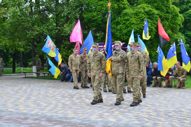 ÐŸÐ¾Ð³Ð¸Ð±ÑˆÐµÐ³Ð¾ Ð½Ð° Ð”Ð¾Ð½Ð±Ð°ÑÑÐµ ÑƒÐºÑ€Ð°Ð¸Ð½ÑÐºÐ¾Ð³Ð¾ Ð²Ð¾Ð¸Ð½Ð° Ð’Ð¸Ñ‚Ð°Ð»Ð¸Ñ Ð›Ð¸Ð¼Ð±Ð¾Ñ€ÑÐºÐ¾Ð³Ð¾ Ð¿Ñ€Ð¾Ð²Ð¾Ð´Ð¸Ð»Ð¸ Ð² Ð¿Ð¾ÑÐ»ÐµÐ´Ð½Ð¸Ð¹ Ð¿ÑƒÑ‚ÑŒ Ð½Ð° ÐšÐ¸Ñ€Ð¾Ð²Ð¾Ð³Ñ€Ð°Ð´Ñ‰Ð¸Ð½Ðµ. Ð›ÑŽÐ´Ð¸ ÑÑ‚Ð°Ð»Ð¸ Ð½Ð° ÐºÐ¾Ð»ÐµÐ½Ð¸ Ð¿ÐµÑ€ÐµÐ´ Ð³ÐµÑ€Ð¾ÐµÐ¼ 08