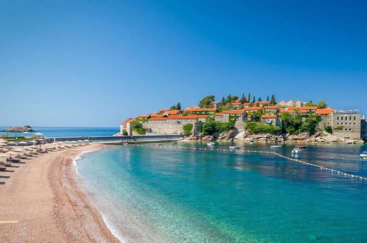 У Чорногорії на пляжах п’ятизіркових готелів запроваджуються нові стандарти. Фото seainside.club