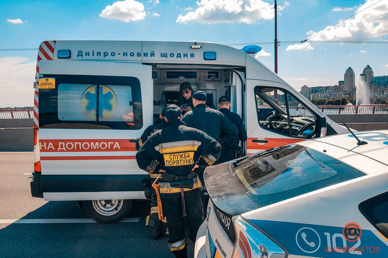 На место вызвали медиков, поскольку девушка выпила много таблеток