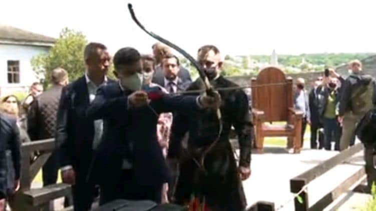 На изображении может находиться: один или несколько человек и на улице dqxikeidqxiqqeant