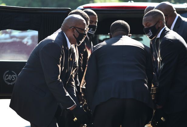 Чтили память на коленях: в США выстроилась очередь попрощаться с Флойдом dqxikeidqxitkant