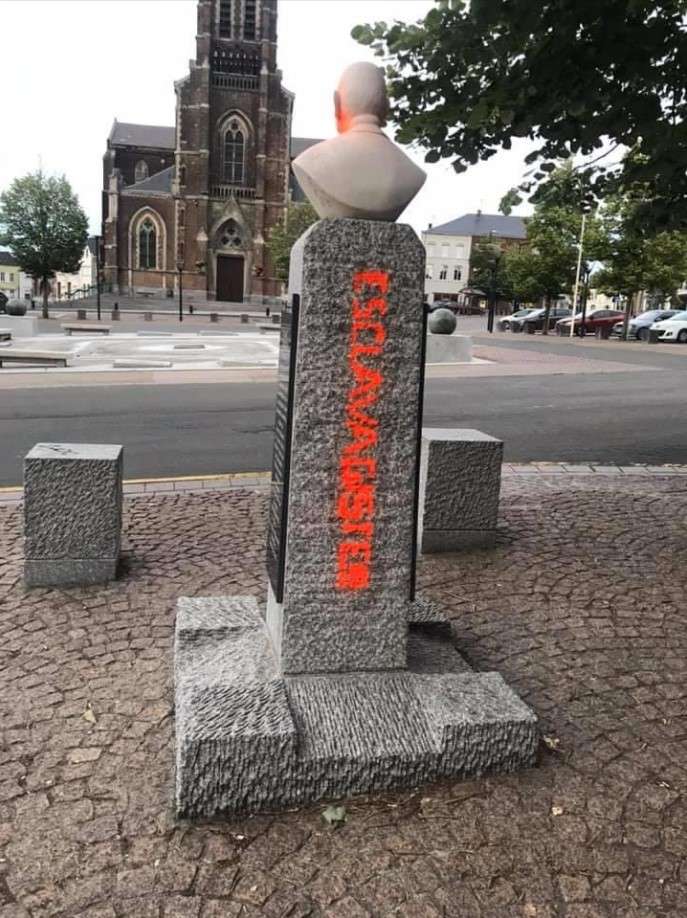 Памятник Голлю фото в Твиттере dqxikeidqxiqqeant