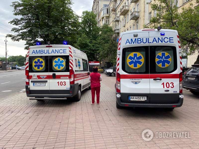 В Киеве женщина с 3-летним ребенком выпали из окна. Первые фото