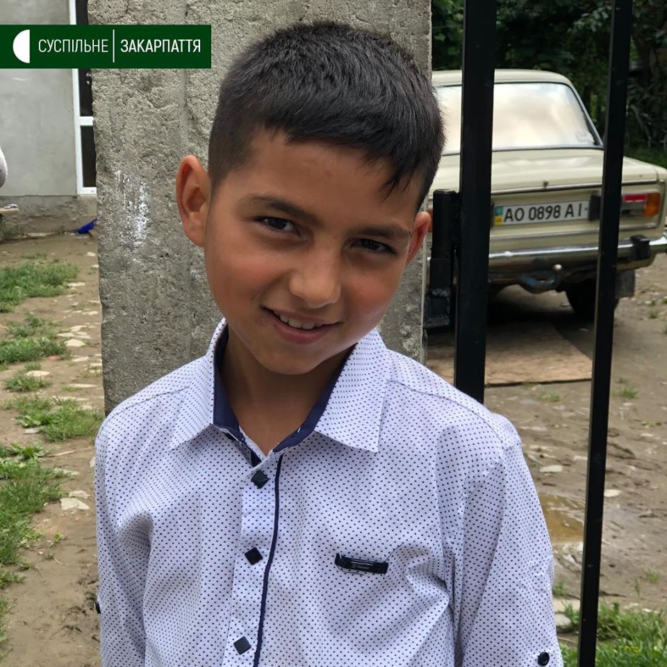 Мальчик по имени Янукович ходит в 4-й класса и любит играть в футбол