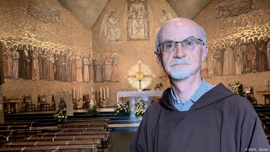 Italien Bergamo | Pater Marco Bergamelli in Kapelle dqxikeidqxitkant