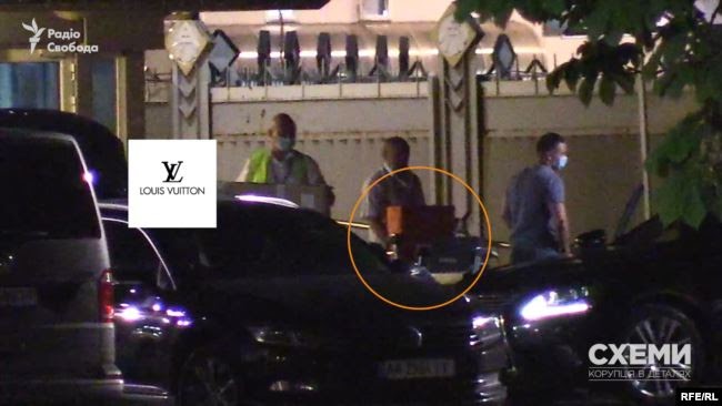       ,       Louis Vuitton