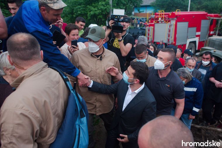 Визит Зеленского на затопленное Прикарпатье показали в фоторепортаже
