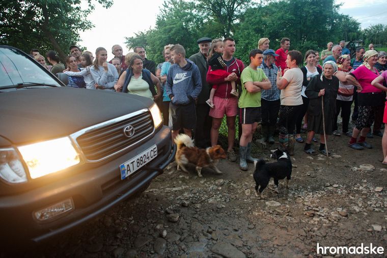 Визит Зеленского на затопленное Прикарпатье показали в фоторепортаже