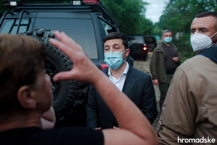 Визит Зеленского на затопленное Прикарпатье показали в фоторепортаже