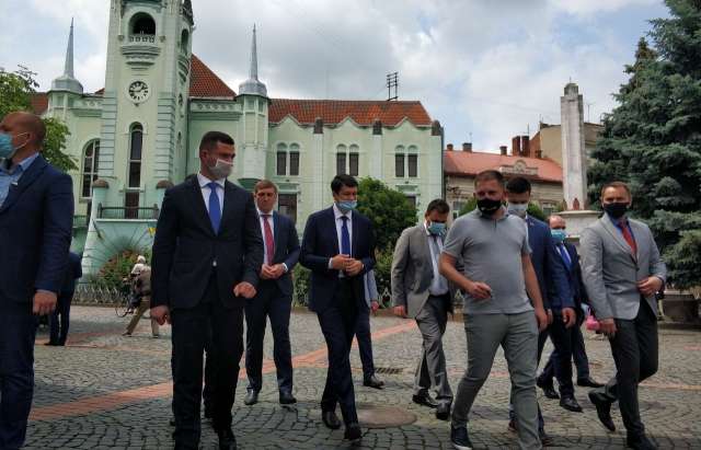 Голова Верховної Ради Дмитро Разумков прогулявся Мукачевом ... dqxikeidqxiqqeant