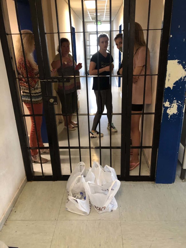 17 задержанных украинцев провели вторую ночь в изоляторе аэропорта Афин 01 dqxikeidqxiqxxant