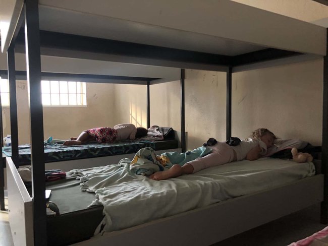 17 задержанных украинцев провели вторую ночь в изоляторе аэропорта Афин 02 17 задержанных украинцев провели вторую ночь в изоляторе аэропорта Афин 02