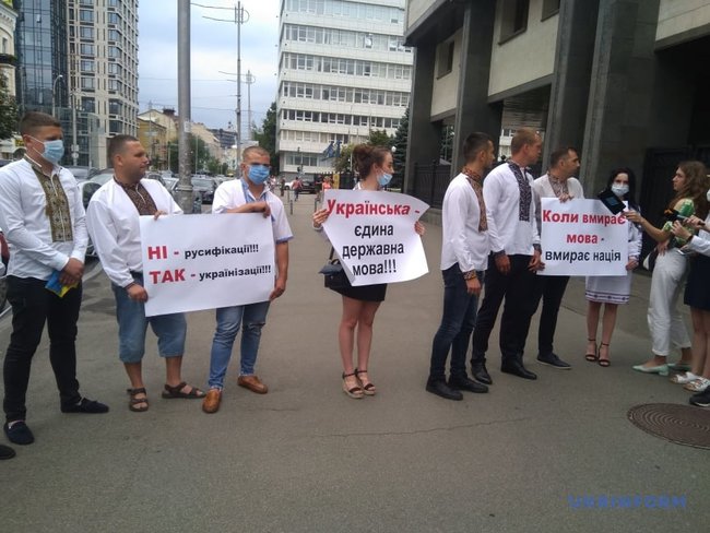 Депутаты Ивано-Франковского горсовета пришли под КСУ поддержать закон о языке 02 Депутаты Ивано-Франковского горсовета пришли под КСУ поддержать закон о языке 02 dqxikeidqxitkant