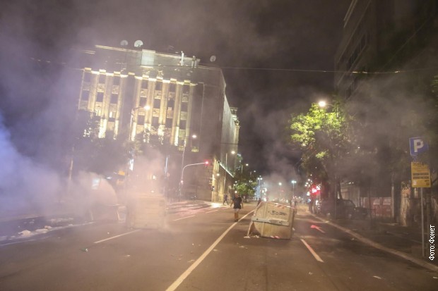 Сербы пошли на штурм парламента из-за усиления карантина 03