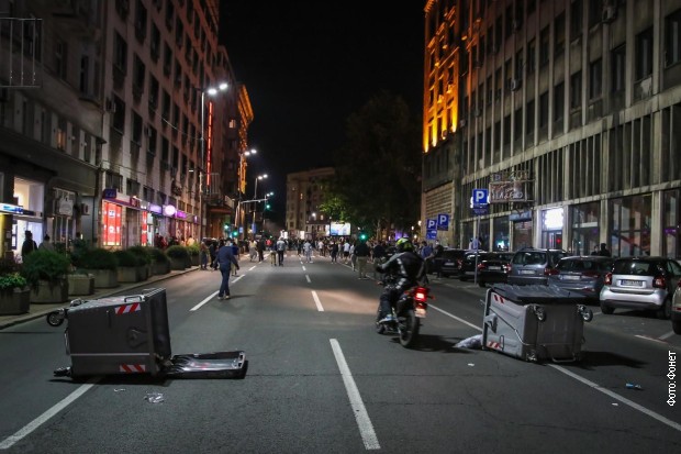 Сербы пошли на штурм парламента из-за усиления карантина 04