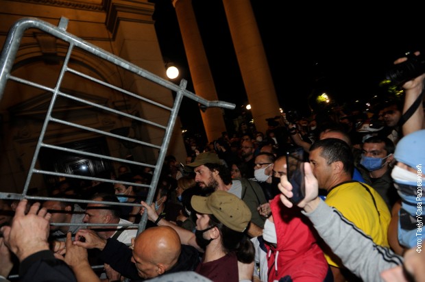 Сербы пошли на штурм парламента из-за усиления карантина 07