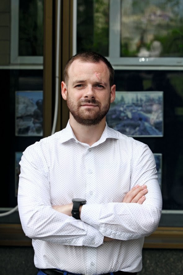 Євген КРАПИВІН, 26 років, юрист. Народився 22 січня 1994-го в Миколаєві. Батьки – інженери в галузі кораблебудування. Закінчив Академію адвокатури України за спеціальністю ”правознавство”. Водночас працював в організації, що спеціалізується на моніторингу діяльності органів правопорядку в Україні. Із 2014 року – експерт Реанімаційного пакета реформ. Долучався до реформи поліції, брав участь у підготовці законопроєктів, працював із комітетом Верховної Ради з питань правоохоронної діяльності. 2019-го – спеціаліст в Експертному центрі з прав людини, готував аналітику у сфері кримінальної юстиції. З початку 2020-го працює в Центрі політико-правових реформ, відповідає за напрямок кримінальної юстиції. Слухає класичну музику, любить біографічні фільми. Захоплюється бігом, їздить на велосипеді. Розлучений. Дітей не має dqxikeidqxitkant