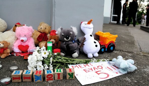 Біля відділка поліції в Переяславі-Хмельницькому на Київщині люди лишили іграшки, з дитячих кубиків виклали слово ”вбивці” після загибелі 5-річного Кирила Тлявова. Хлопчик помер 3 червня торік від поранення в голову. В нього влучив лейтенант патрульної поліції Іван Приходько, коли неподалік стріляв по бляшанках. Зараз його тримають під вартою. Звинувачують у вбивстві з необережності. Зброї, з якої стріляв, досі не встановили