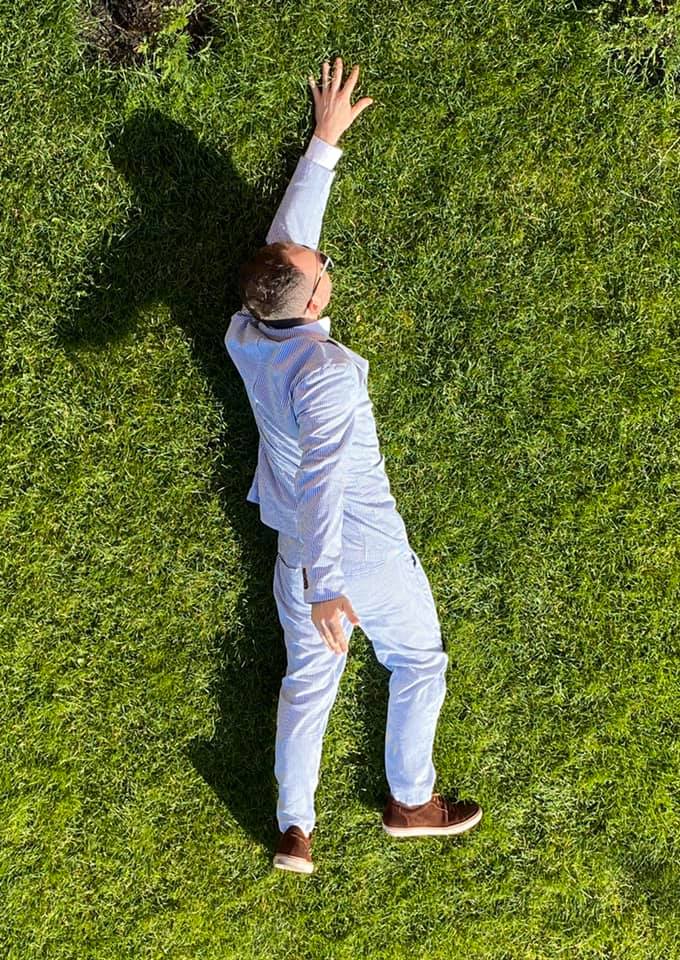 Малюська показал как он мечтает о работе, пока купается в зелени. Фото: Фейсбук dqxikeidqxitkant