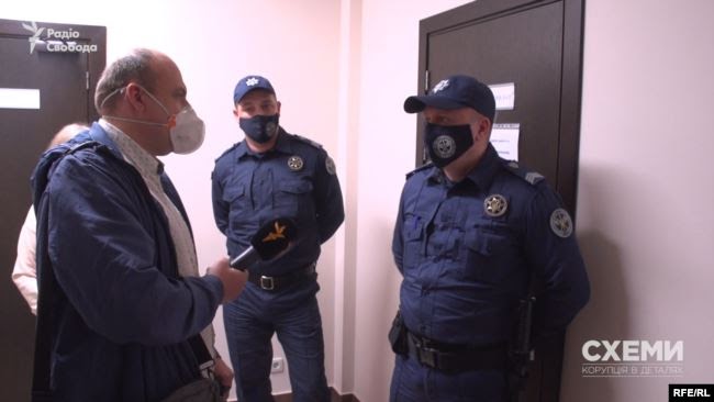 Попри листи з проханнями акредитувати «Схеми» на всі заходи у ВРП в конкретний день, знімальна група так і не змогла потрапити на потрібне засідання