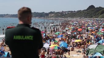 Забитый людьми пляж в Англии Забитый людьми пляж в Англии