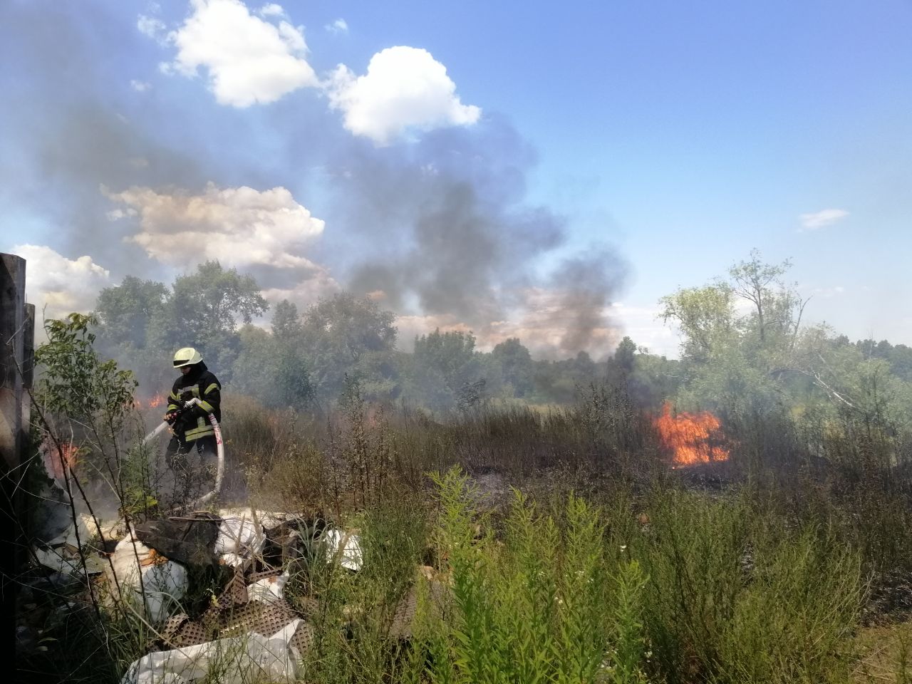 В Киеве на Оболони мужчина устроил масштабный пожар посреди поля. Фото: ГСЧС dqxikeidqxitkant