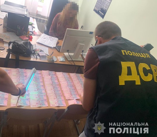 За 2 суток на взятках поймали 9 чиновников, - полиция 02 За 2 суток на взятках поймали 9 чиновников, - полиция 02 dqxikeidqxiqqeant