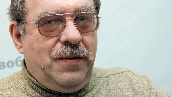 Сергій ГРАБОВСЬКИЙ, 63 роки, філософ, історик. Народився 1 січня 1957-го в Чернівцях. Батько – кінорежисер-документаліст, учень Олександра Довженка. Мати – фізикиня, кандидатка наук. Працювали в Києві. Народжувати сина поїхала на Буковину до батьків. Закінчив із червоним дипломом філософський факультет Київського університету імені Тараса Шевченка. Від членства у КПРС ухилявся. Після аспірантури при Інституті філософії захистив кандидатську дисертацію. Працював редактором у журналах ”Генеза” та ”Сучасність”, програм ”Радіо Свобода”. Член Асоціації українських письменників. Видав низку книжок на історичні теми, зокрема ”Нариси з історії українського державотворення”, ”Що принесла Україні Переяславська рада?”, ”Azat Qirim чи колонія Москви? Імперський геноцид і кримськотатарська революція”. 2011 року отримав премію ”За громадянську позицію” імені Джеймса Мейса. 2017-го став лауреатом премії імені Якова Гальчевського ”За подвижництво в державотворенні”. Живе в Києві. Працює в Інституті філософії. Любить фортепіанну музику – Фридерика Шопена, Сергія Рахманінова, Петра Чайковського. ”Кілька років тому майже відрізало естетичну насолоду від прослуховування. Тому вмикаю рідко”. Дружина Ірина працює в Центрі українознавства Київського університету. Сини Євген – фізик, лицар-реконструктор, Ігор – айтішник dqxikeidqxiqqeant